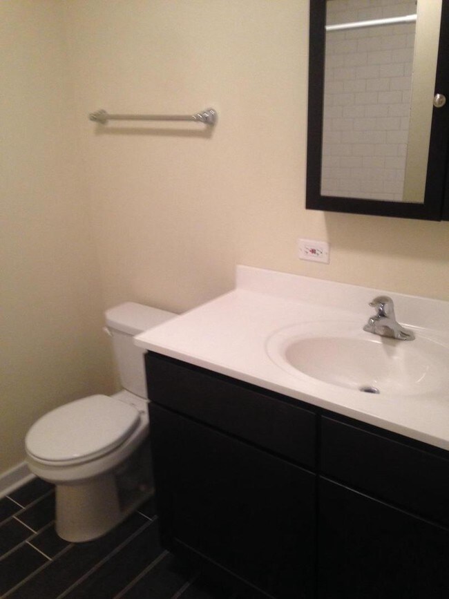 Foto del edificio - 1757 W 38th St