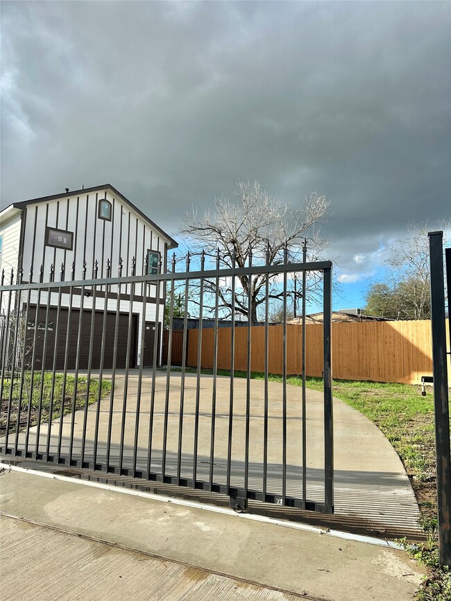 Building Photo - 8321 Coma St