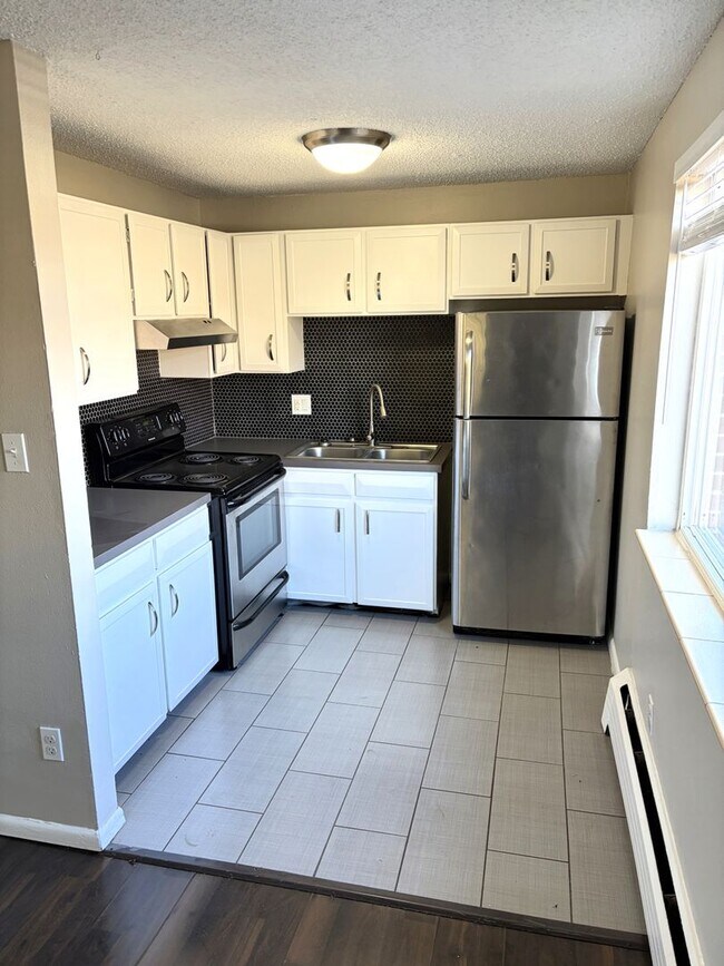 Foto del edificio - Spacious, Renovated 1-Bedroom - Convenient Location! Wadsworth Station West