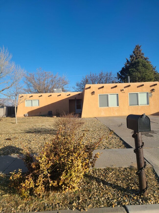 Building Photo - 5708 Piedra Rd NW