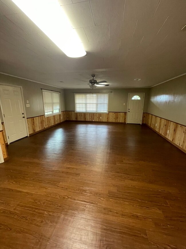 Building Photo - Two Bedroom, One Bathroom.