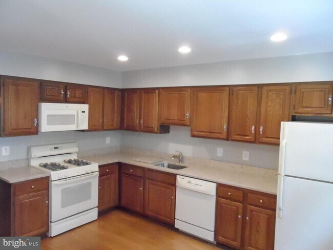 Building Photo - 6811 Wild Rose Ct