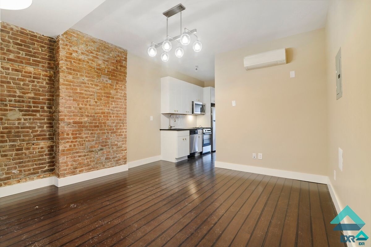 Primary Photo - 45 Claver Pl