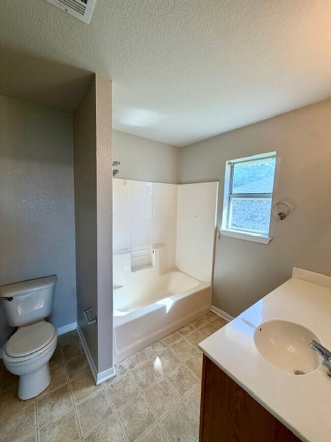 Foto del edificio - Spacious 3 BR / 2 BA Rental Home with 2-Car Garage & Fenced Backyard in Robinson, Waco, TX
