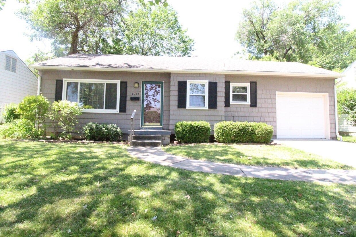 Primary Photo - 2 Bedroom 1 Bath Home in Roeland Park