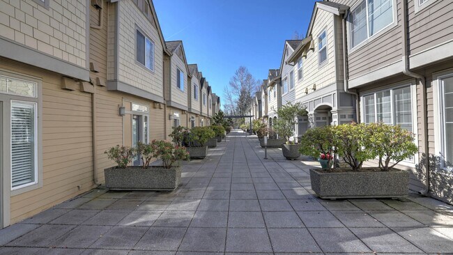 Building Photo - Updated Kirkland Townhome in Lochshire Condominiums with Premium Amenities- Available NOW