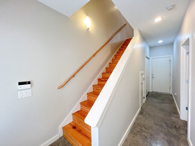 Building Photo - 1205 Kinney Ave