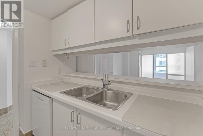 Photo du bâtiment - 711-711 Bay St.