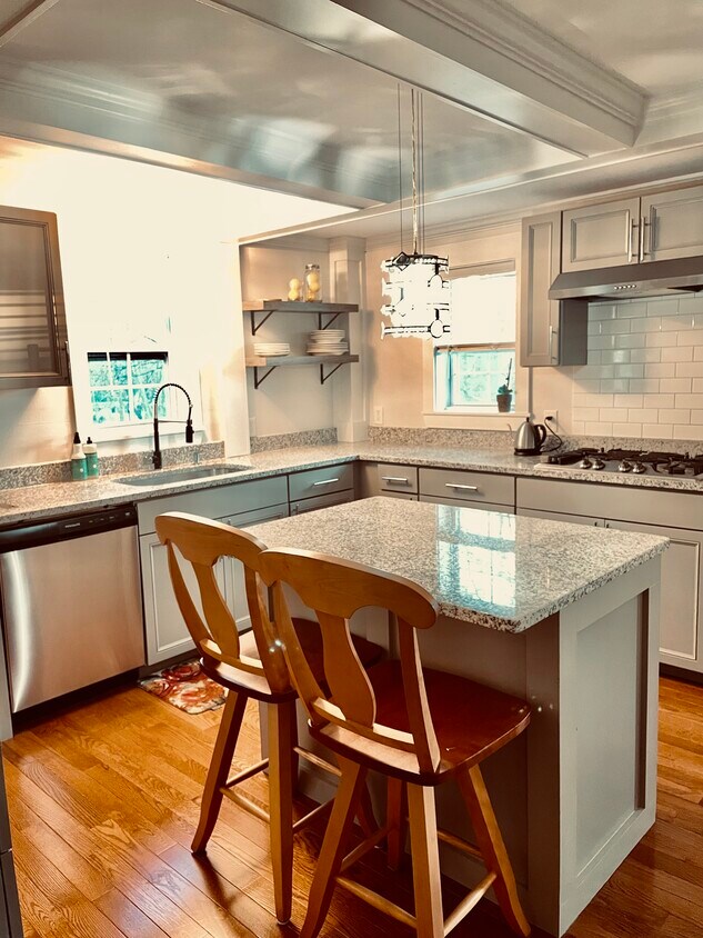 Kitchen with eat at island - 35 High St