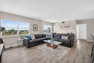 Building Photo - 2555 NE 11th St