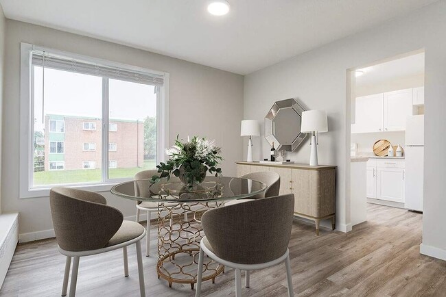 Building Photo - Main Street Villa