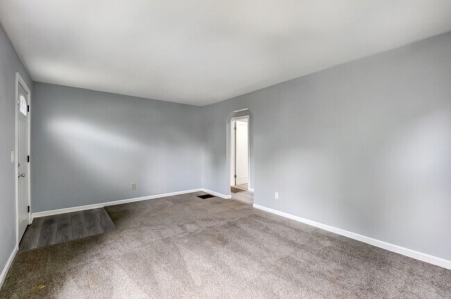 Building Photo - Three Bedroom in Dayton!