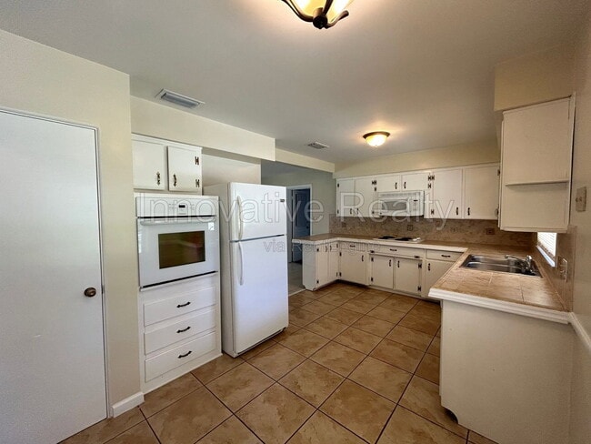 Building Photo - 2021 Woodcrest Dr