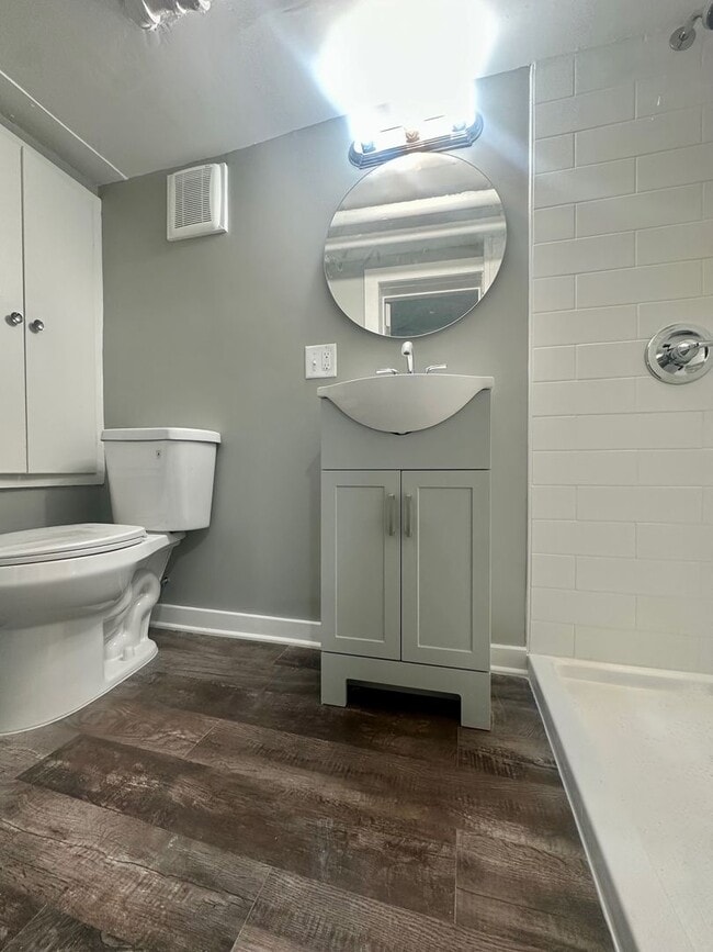 Foto del edificio - 1727 Reaney Ave E