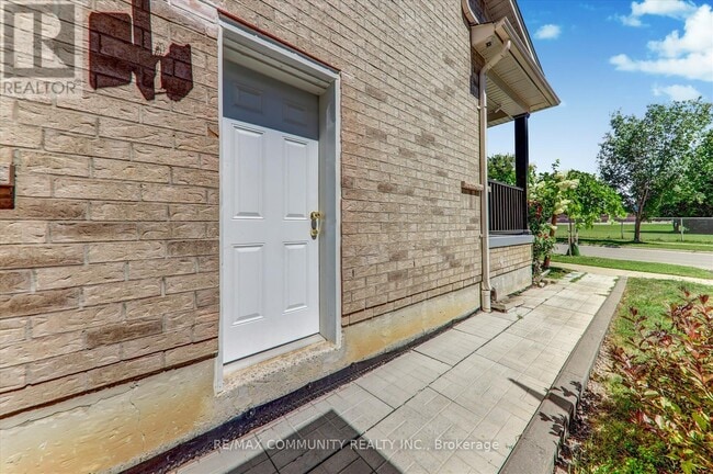 Building Photo - 138 W Lawn Cres