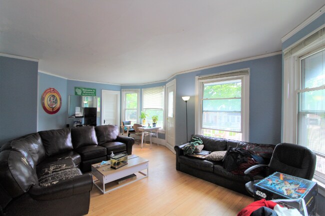 Foto del edificio - 2837 N Frederick Ave