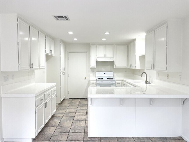 Foto del edificio - Spacious Home in Ivey Pointe!