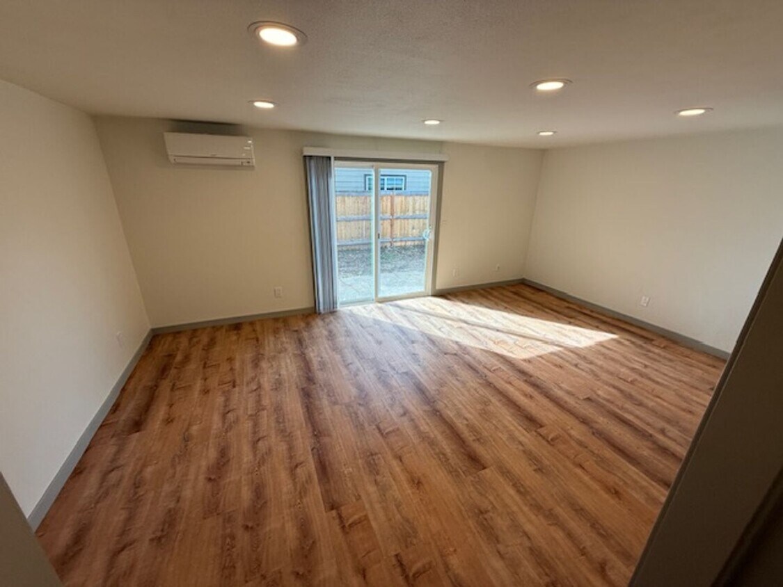 Foto principal - Fresh 3 bed/1.5 bath duplex