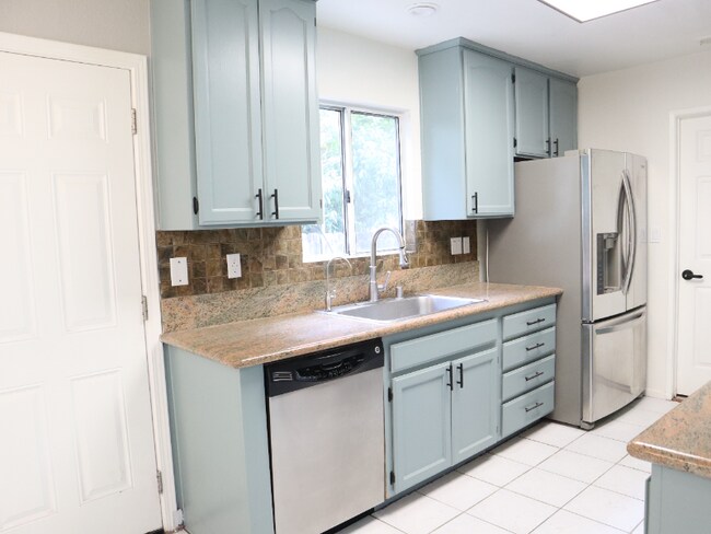 Foto del edificio - 15381 Monterey Ave