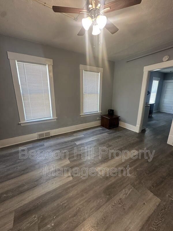Building Photo - 1212 E 71st St