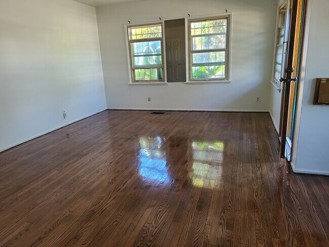 Building Photo - 230 E Spruce Ave