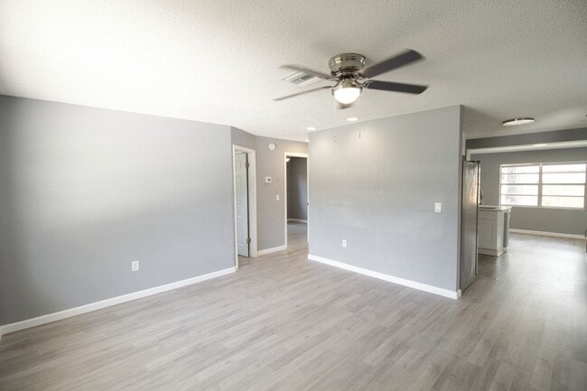 Building Photo - 7138 Oakwood Dr