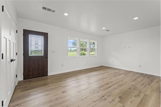 Foto del edificio - 2420 Woodman Dr