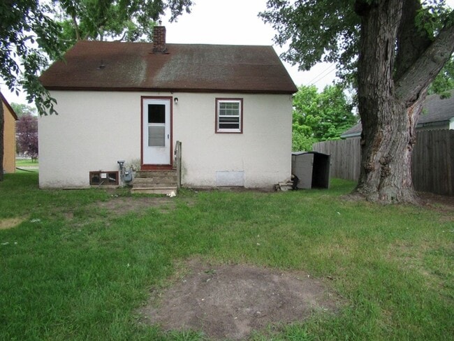 Building Photo - 3 bedroom, 1 bath. Large yard with large storage shed.