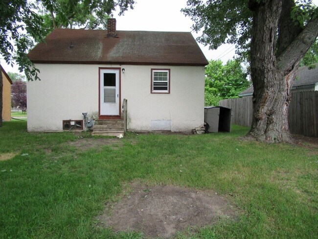 Foto del edificio - 3 bedroom, 1 bath. Large yard with large storage shed.