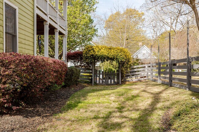 Building Photo - 992 Fern Ave SE