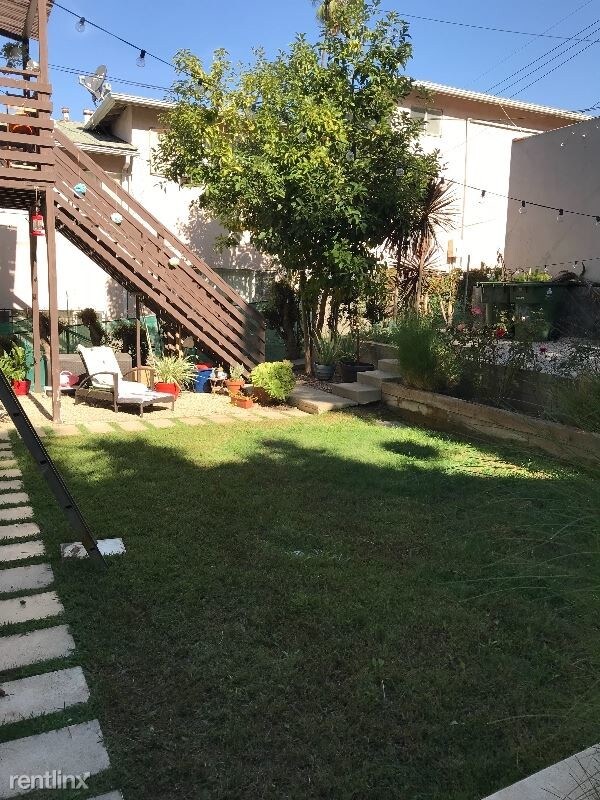 Foto del edificio - 904 Silver Lake Blvd