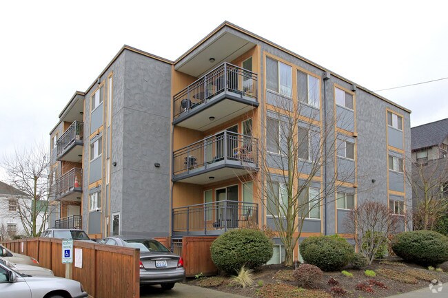 Foto principal - 7925 Densmore Ave N