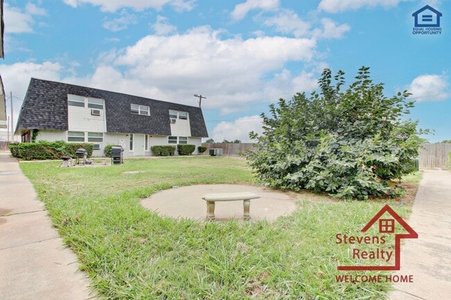 Building Photo - 2111 NW Lindy Ave