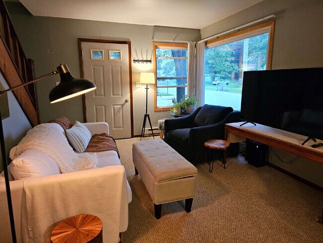 Foto del edificio - Spacious 3-Level Home with Garage & Off-St...