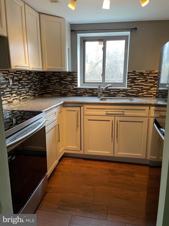 Foto principal - 8030 Ditman St