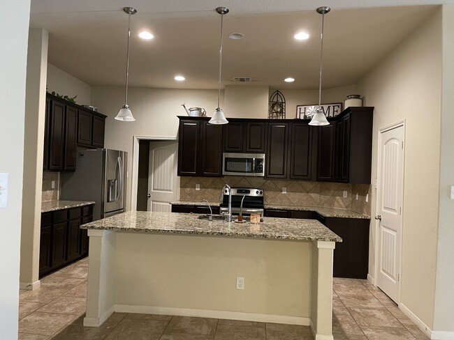 Building Photo - 835 Highland Vis