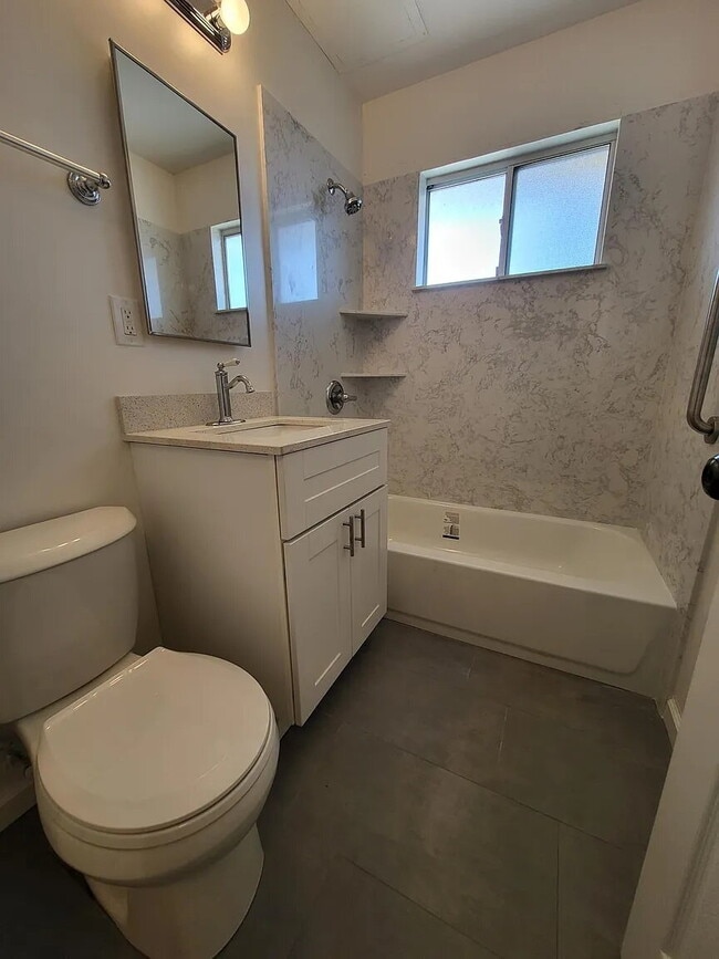 Building Photo - "Charming Berkeley 1-Bedroom Apartment Retreat – Cozy 580 Sq Ft Living!"