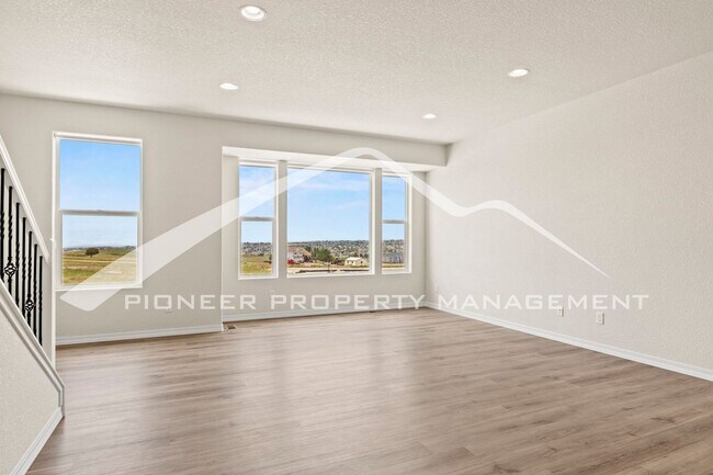 Foto del edificio - Modern 3-Bed + Office. Multi-Level Townhou...