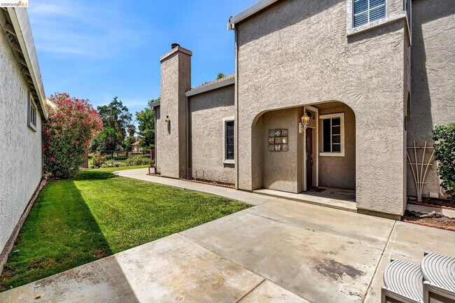 Foto del edificio - 2451 Cherry Hills Dr