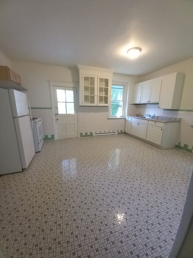 Building Photo - Newly Renovated 3 Bedroom House