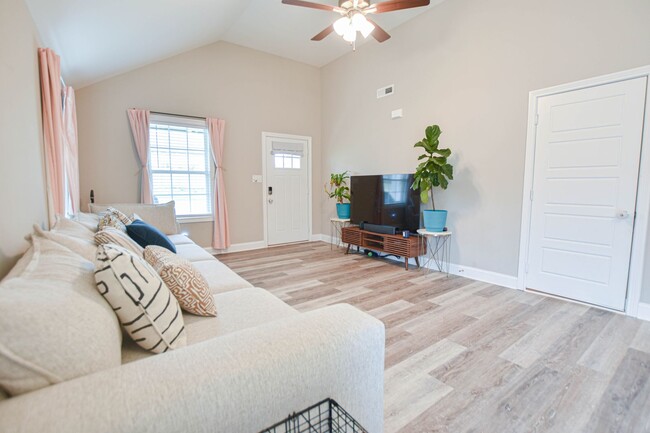 Building Photo - Pet Friendly Three Bedroom!