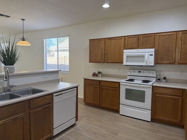 Building Photo - 4 bedrooms in Power Ranch