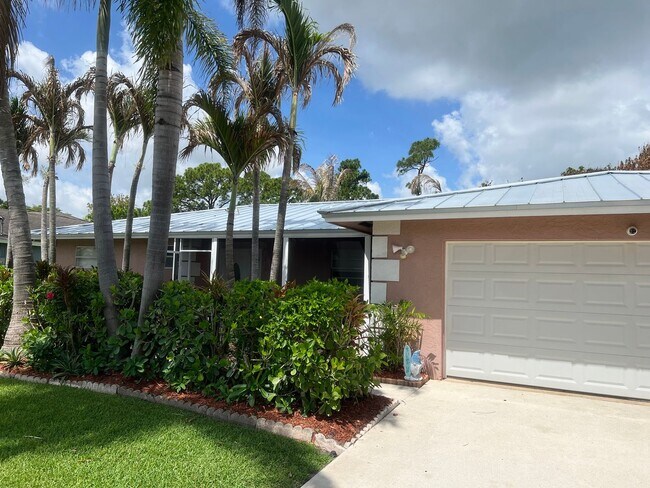 Foto del edificio - 3 BEDROOM 2 BATH CONVENIENTLY LOCATED WITH A TROPICAL OASIS IN THE BACK YARD!