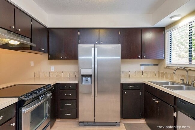 Building Photo - Cozy 2 Bedroom home with a GREAT layout an...