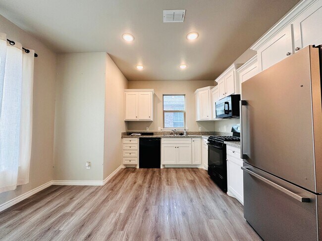 Foto del edificio - 3 bed 2 bath Modern Home Available Now