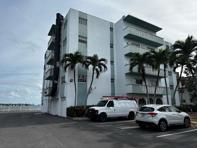 Foto del edificio - 7825 NE Bayshore Ct