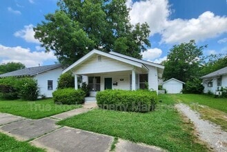 Building Photo - 908 E 15th St