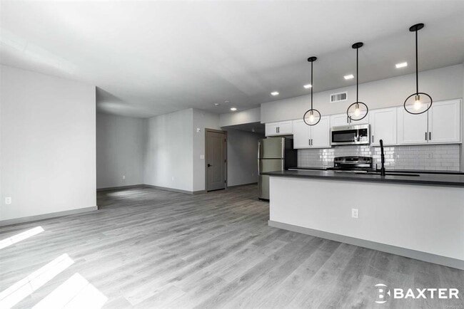Building Photo - 472 Maple St