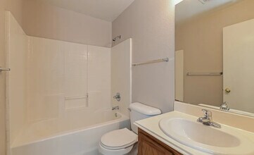 Building Photo - 1322 E Broadmor Dr