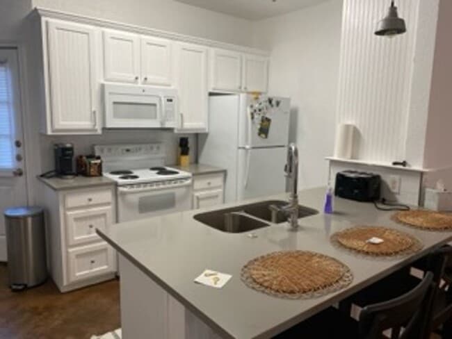 Building Photo - Inner-Bubble Living — Steps from Baylor University